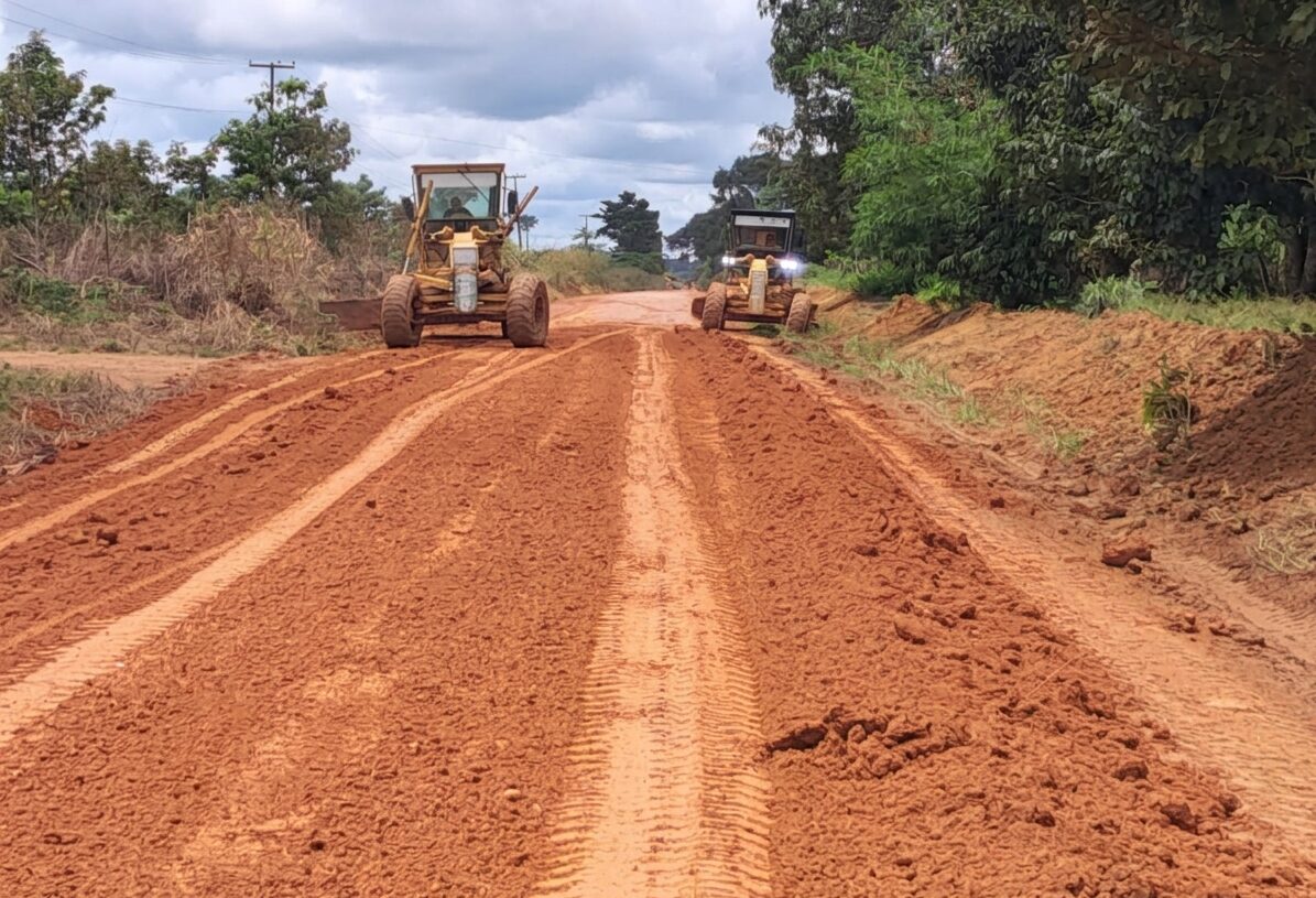 Serviços de manutenção das rodovias na RO-458 e RO-140 são realizados no Vale do Jamari