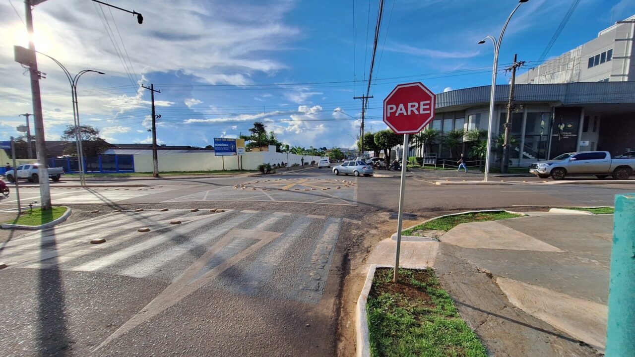 Com investimento do governo de RO a sinalização viária avança em Jaru e amplia a segurança no trânsito