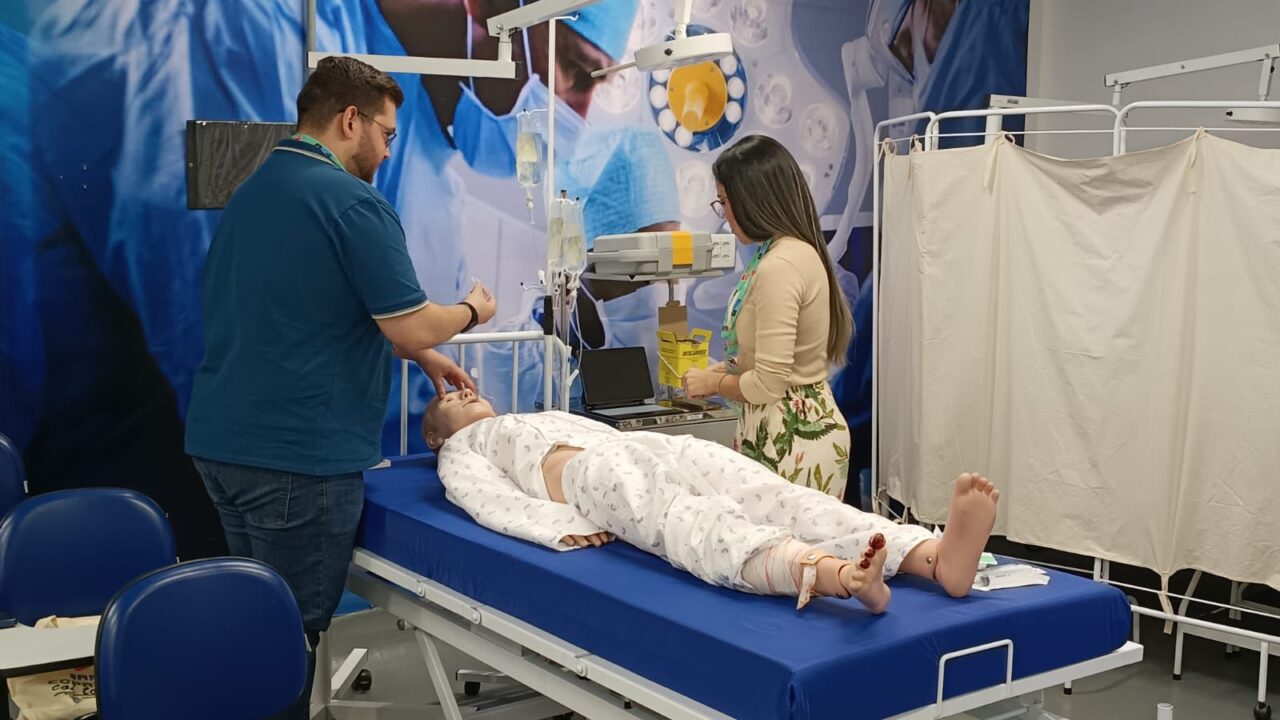 Na etapa prática, médicos participaram de simulações, com foco na identificação correta dos casos