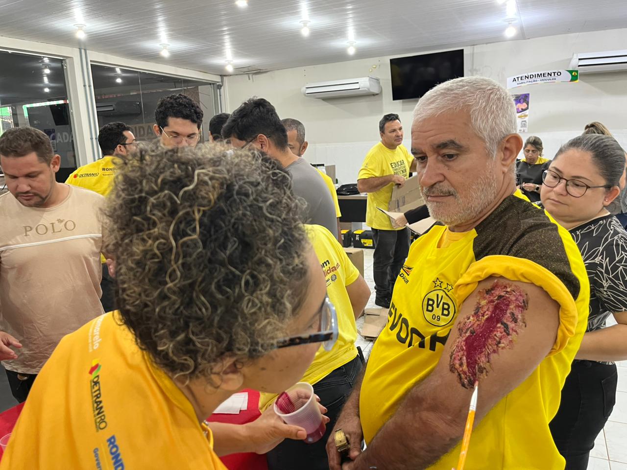 Participantes vivenciam práticas de expressão corporal, construção de materiais cênicos e encenação dramática