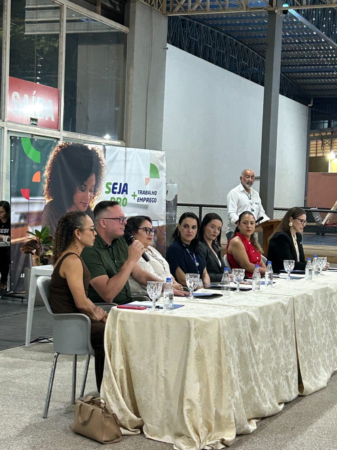 Representantes de instituições acompanham aula inaugural do EJA Pro
