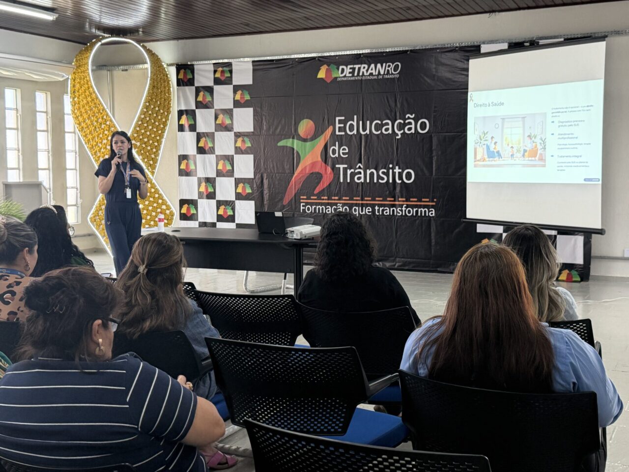 Campanha Abril Azul é tema de roda de conversa para servidores do Detran-RO 