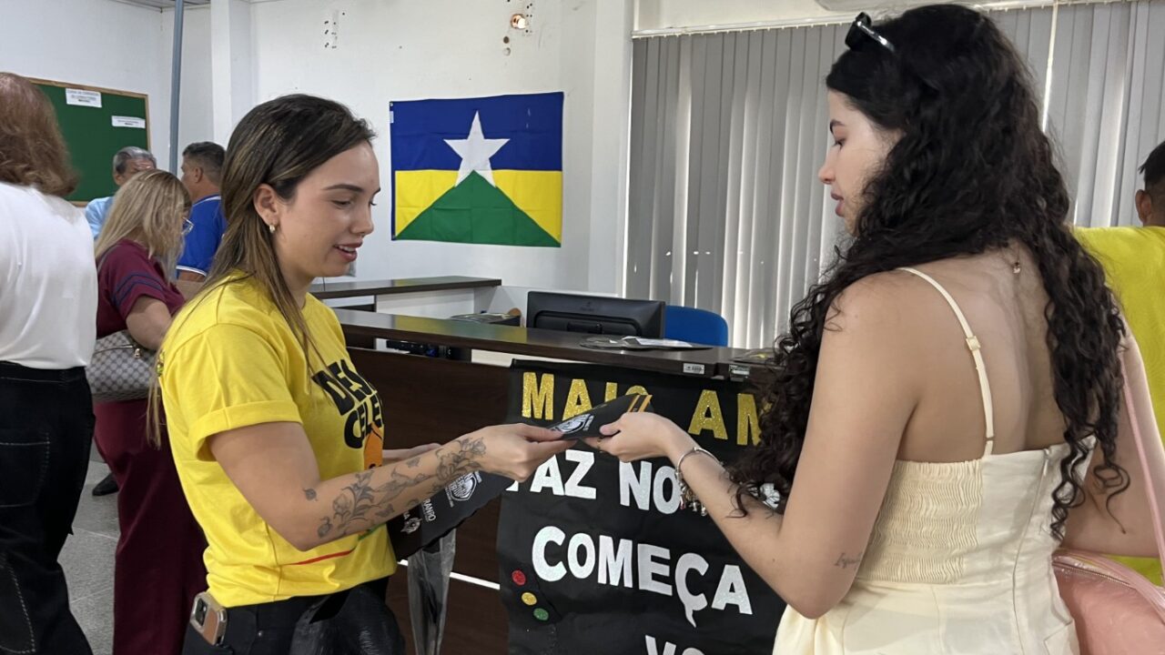 Usuários da Ciretran receberam informações sobre o Movimento Maio Amarelo