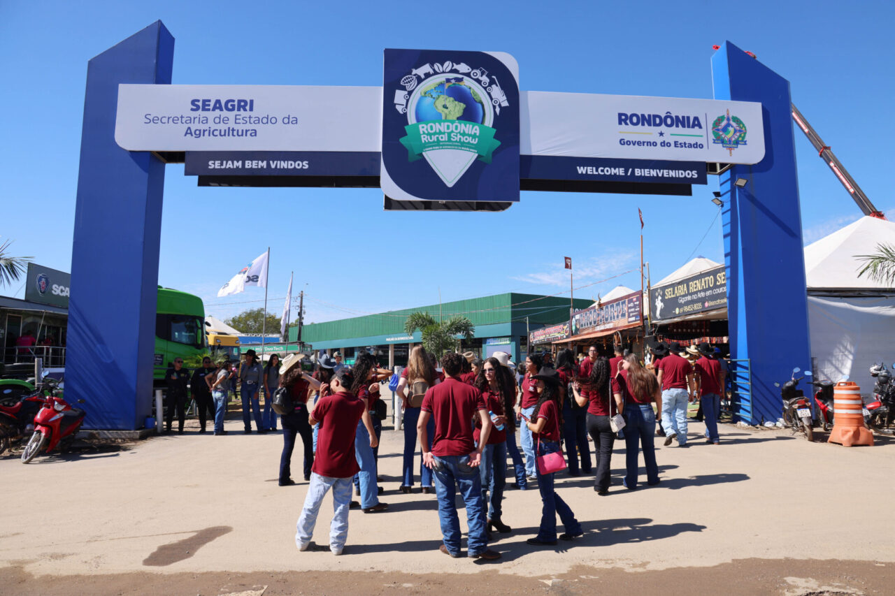 Com uma movimentação intensa de público espalhados por todos os espaços, o Centro Tecnológico Vandeci Rack, em Ji-Paraná, recebeu a abertura da maior feira agropecuária do Norte