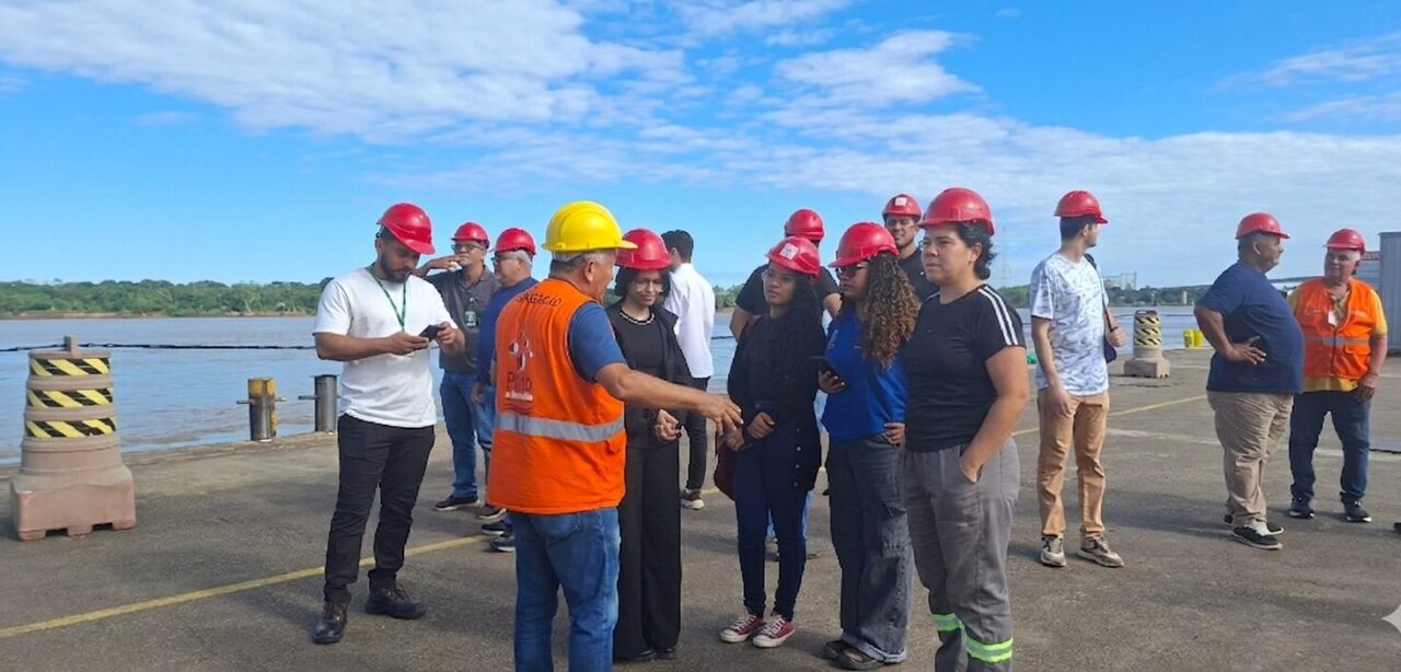 Prática operacional e estrutura logística do Porto de Porto Velho são apresentadas a alunos em visita técnica