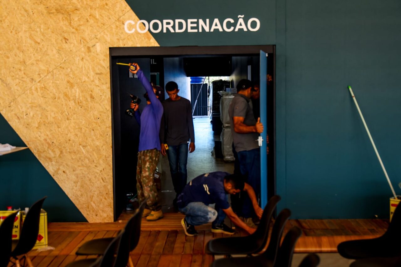 Os estandes estão recebendo os últimos reparos e ajustes nas suas estruturas