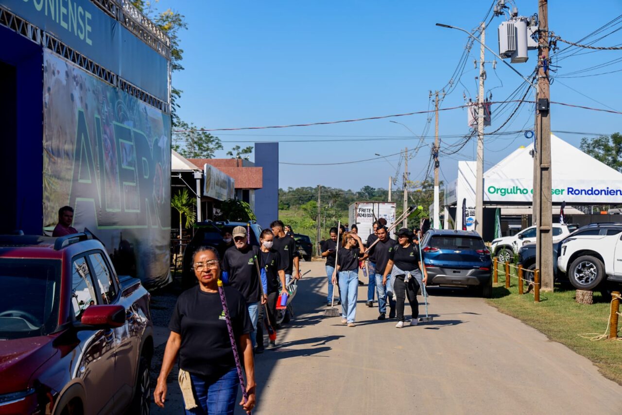 Trabalhadores seguem por todos os lados, limpando, organizando e fazendo os ajustes finais para receber o público a partir de segunda-feira (25)