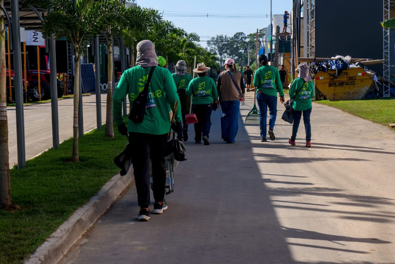 Equipes que fazem a manutenção da limpeza e recolhimento do lixo