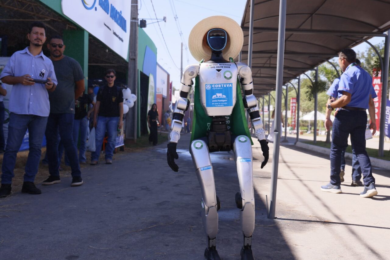 O robô humanoide despertou o interesse do público pela capacidade de interação e pelos movimentos impressionantes