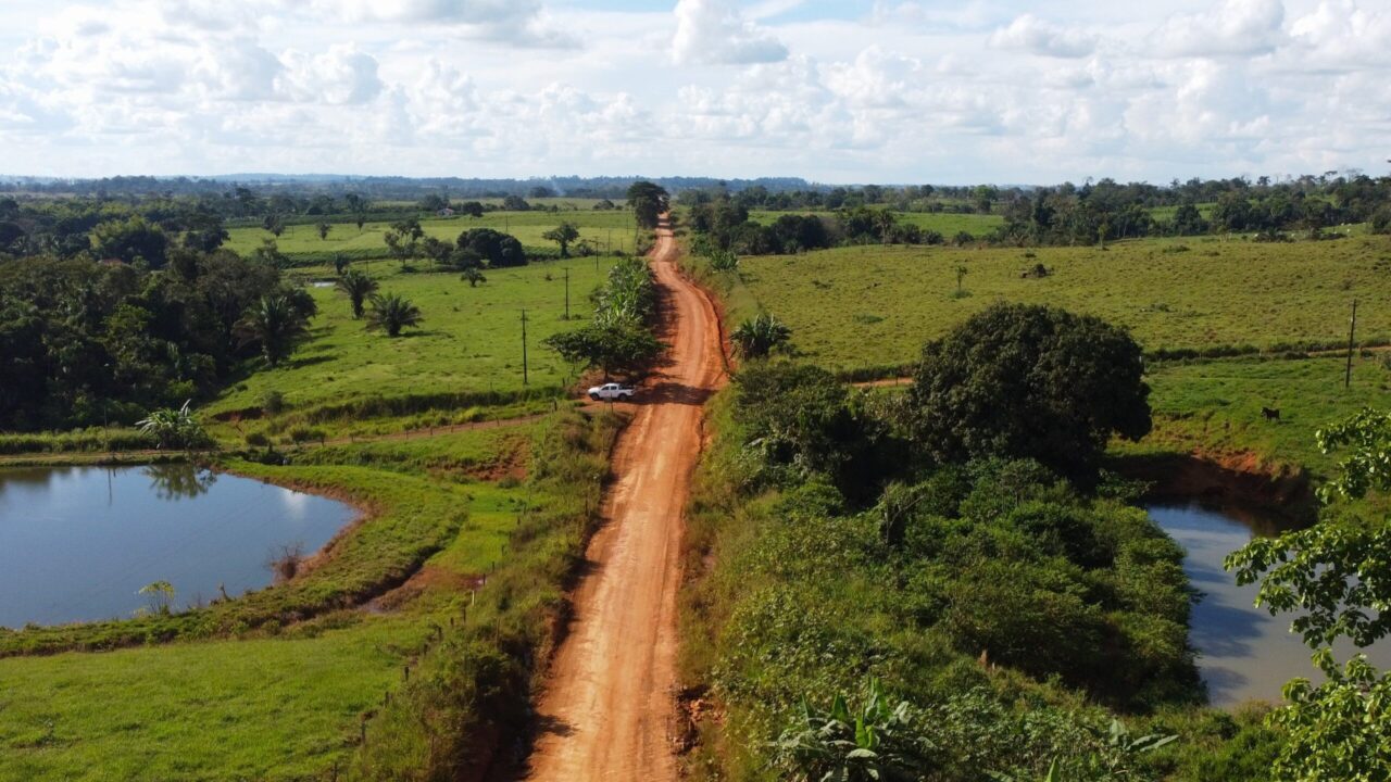 Patrolamento e encascalhamento na RO-490 reforçam escoamento da produção e segurança viária na Zona da Mata