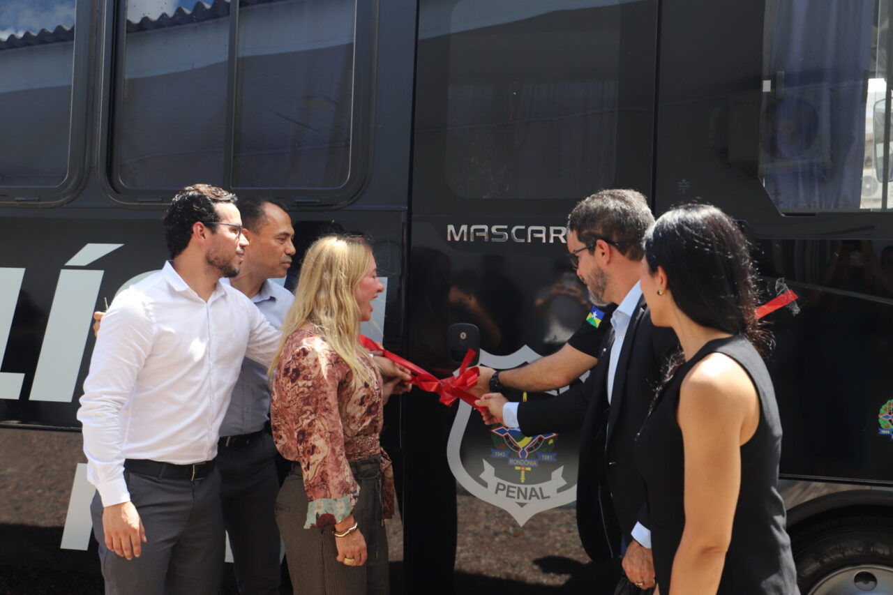 A entrega do micro-ônibus representa mais um investimento voltado ao fortalecimento da segurança pública em Rondônia
