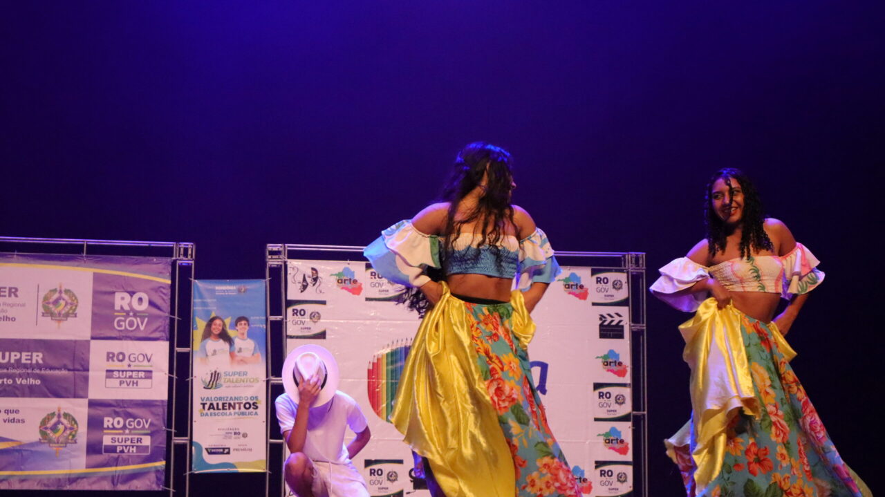 A estudante Carla de Oliveira, da Escola Estadual Raimundo Nonato Vieira da Silva, apresentou a dança carimbó ao lado de colegas da turma