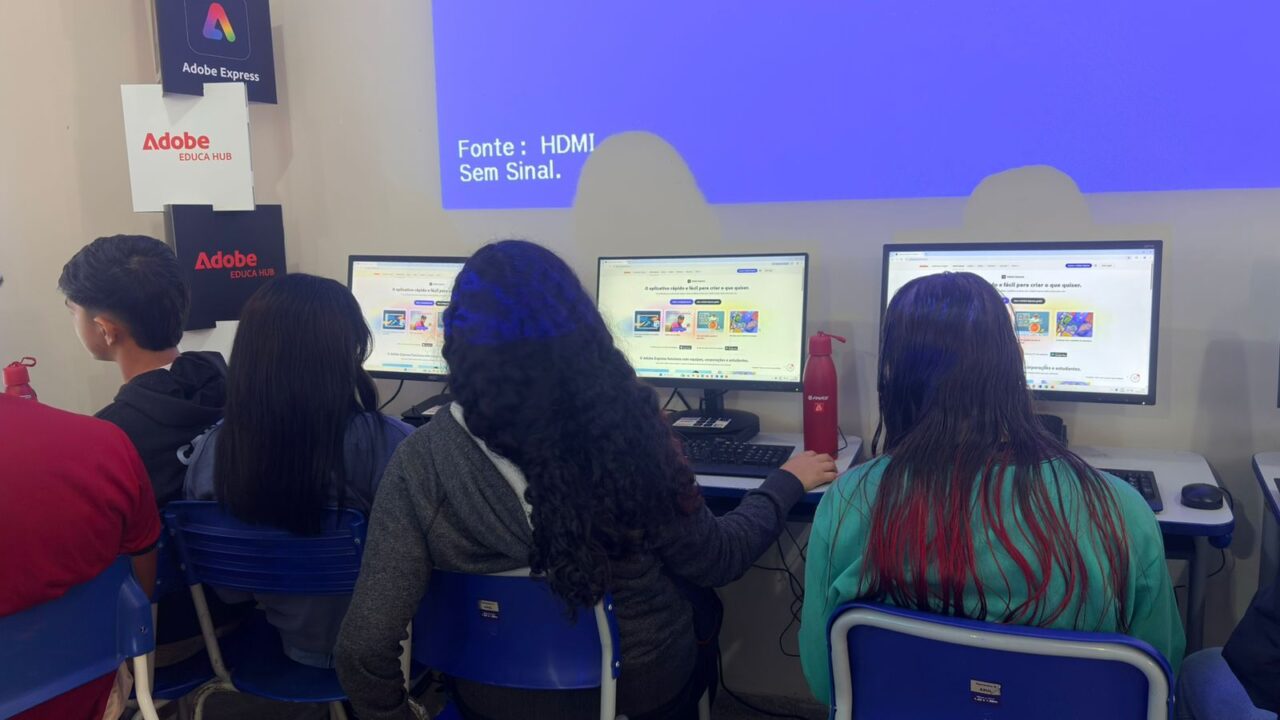 Durante o workshop, os estudantes conheceram funcionalidades da ferramenta online de design