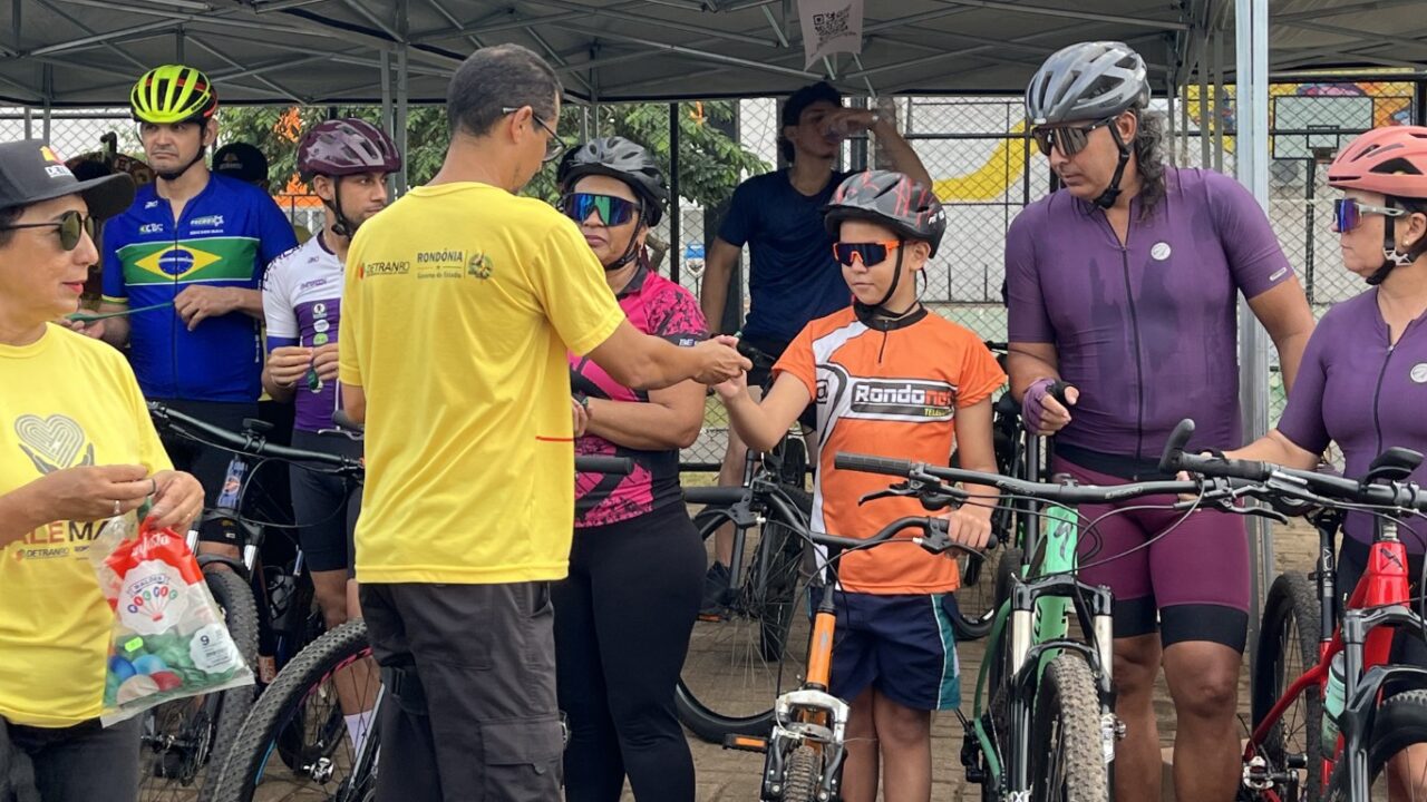 Conscientização ambiental e segurança no trânsito marcam evento com ciclistas na capital
