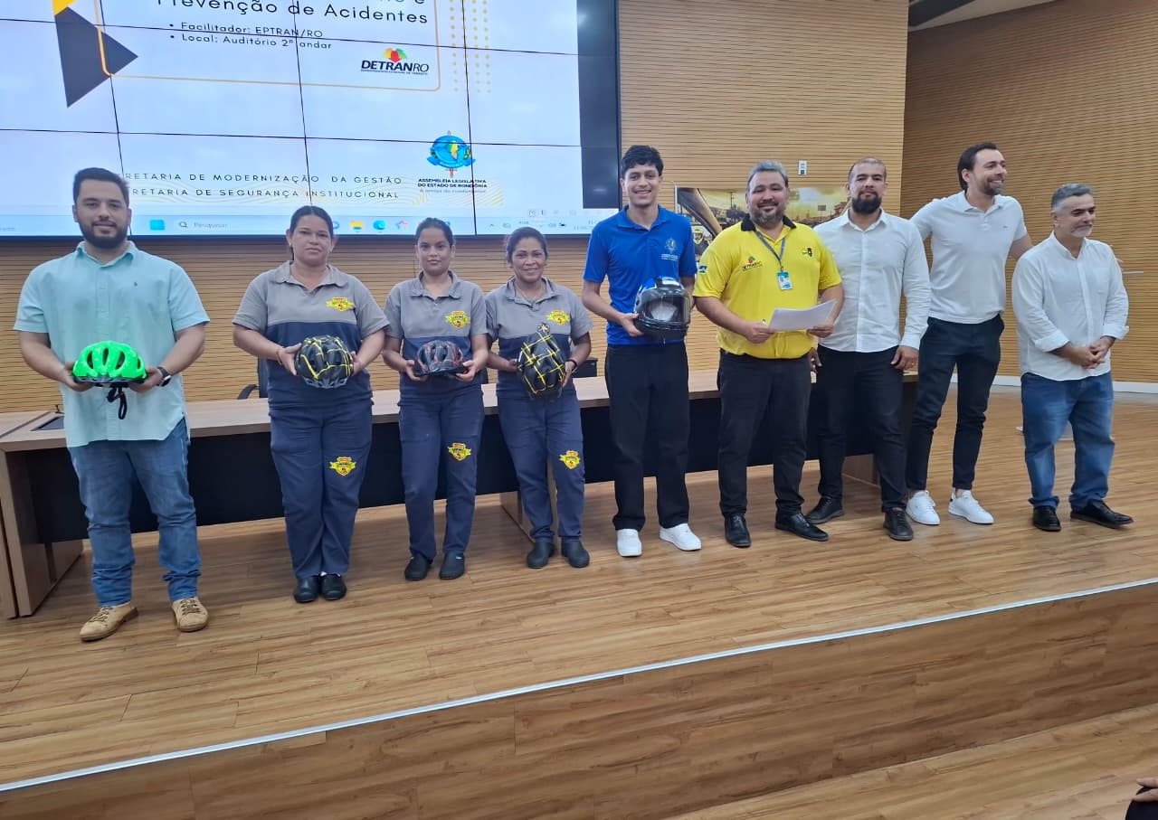 Contemplados por sorteio receberam capacetespara ciclistas e para motociclistas