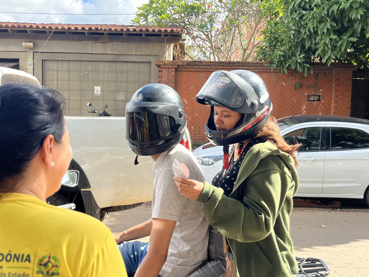 Servidores levam mensagem de amor e segurança no trânsito a condutores em ação alusiva ao Dia dos Namorados