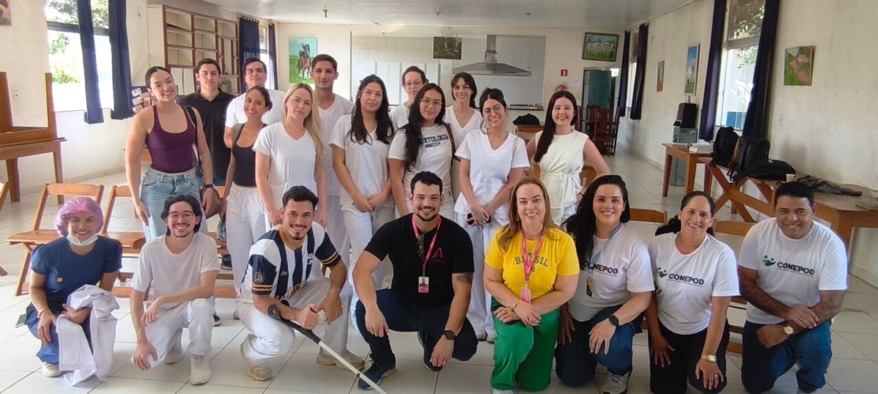 A atividade proporciona experiência prática aos futuros profissionais, ao mesmo tempo em que leva serviços essenciais de saúde bucal as pessoas em situação de vulnerabilidade social