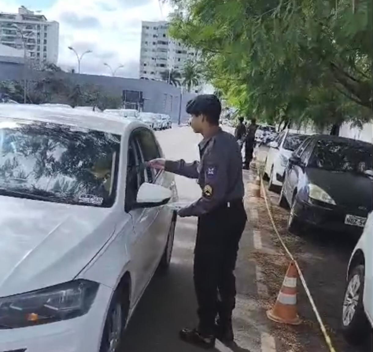 Durante os Pit Stops, os jovens auxiliaram na distribuição de materiais educativos e orientações