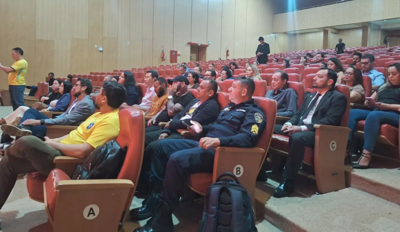 A reunião contou com a participação de representantes de órgãos do governo e da iniciativa privada