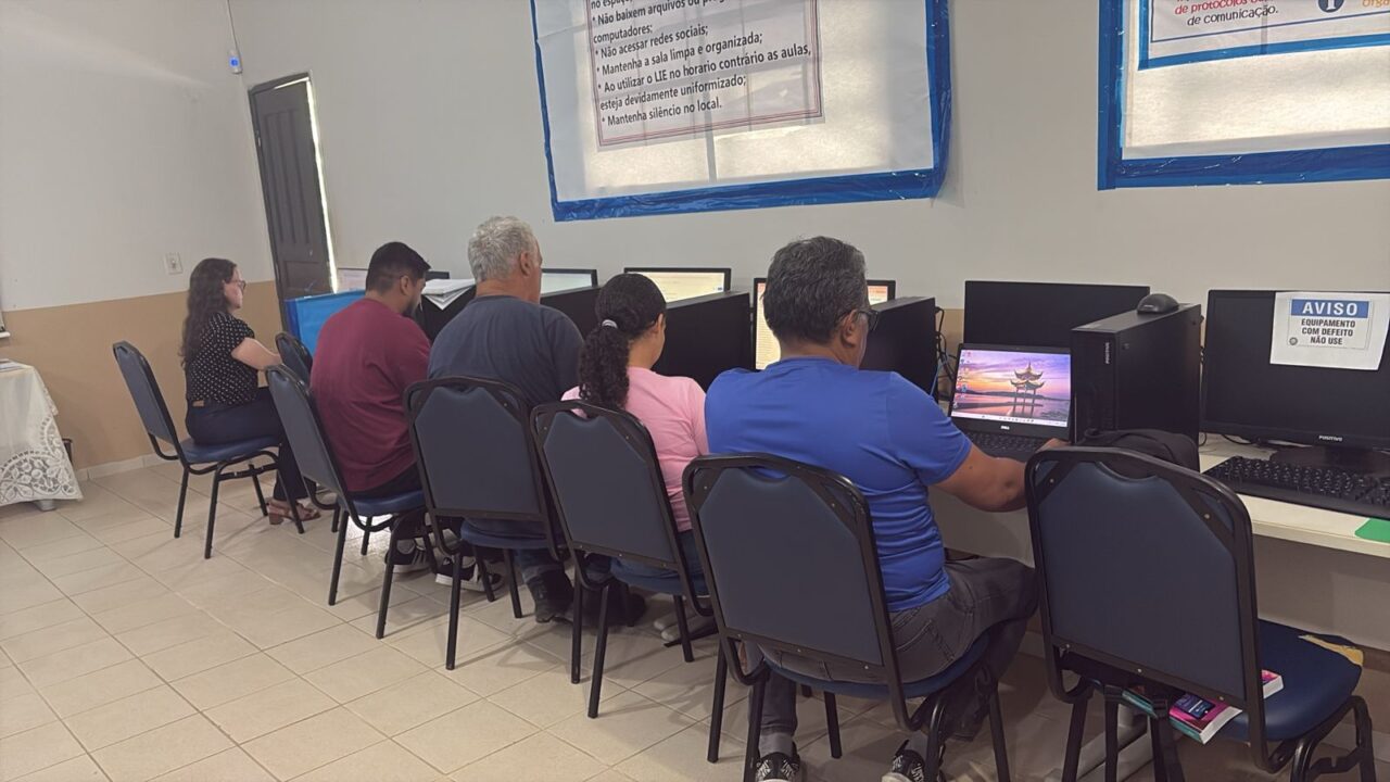 Durante as atividades, os professores terão acesso a conteúdos sobre Engenharia de Prompts, entre outros