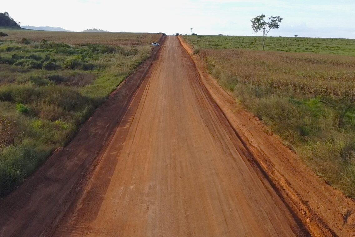 Rodovia 457 passa por manutenção completa, melhorando as condições de trafegabilidade na região do Vale do Jamari