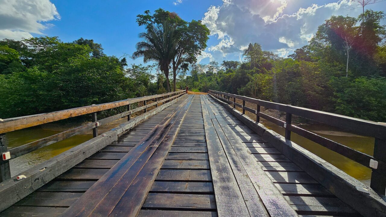Ponte de madeira sobre o rio Novo Mundo é concluída na RO-267, em Alvorada do Oeste