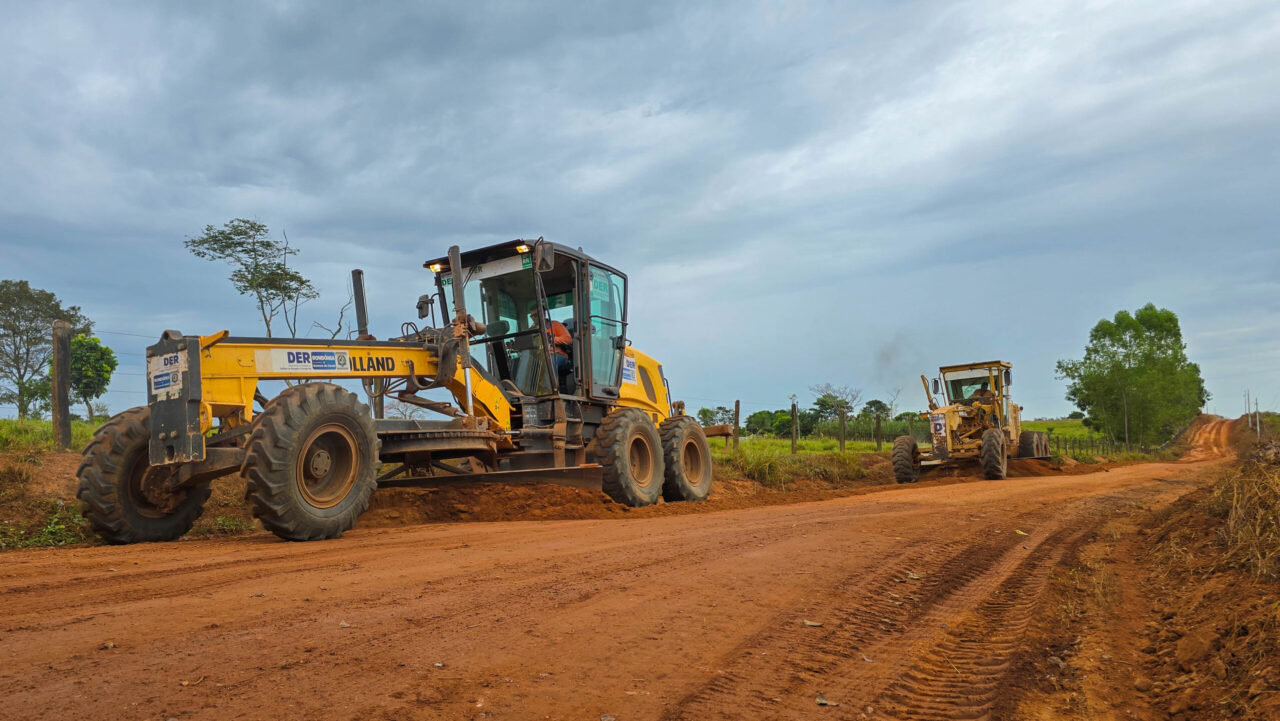 Trecho de 32 km na RO-135 entre a BR-429 e o município de Castanheiras recebe serviços de revestimento primário