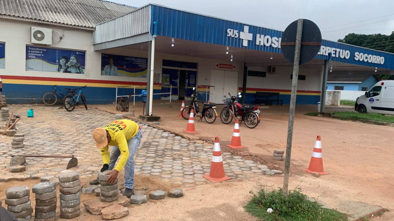 Estacionamento do Hospital Regional de Guajará-Mirim é revitalizado por mão de obra reeducanda