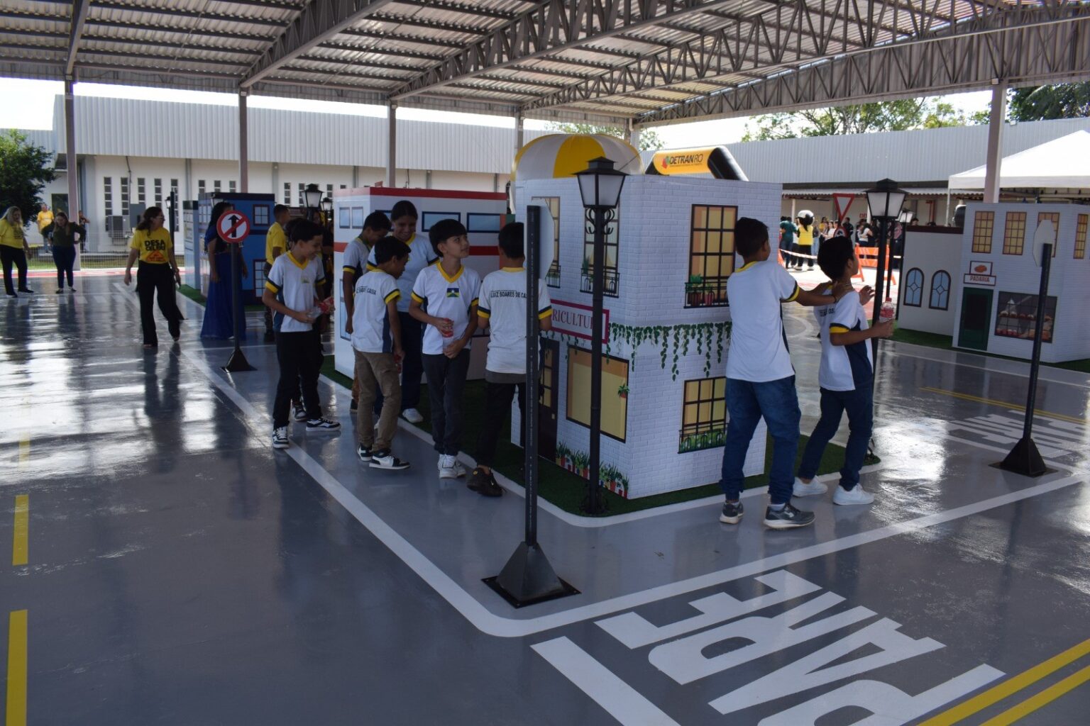 O espaço, faz parte do Complexo de Educação e Fiscalização do Detran-RO, e foi pensado para ensinar as crianças, jovens e até adultos de Rondônia a circularem com segurança, cidada