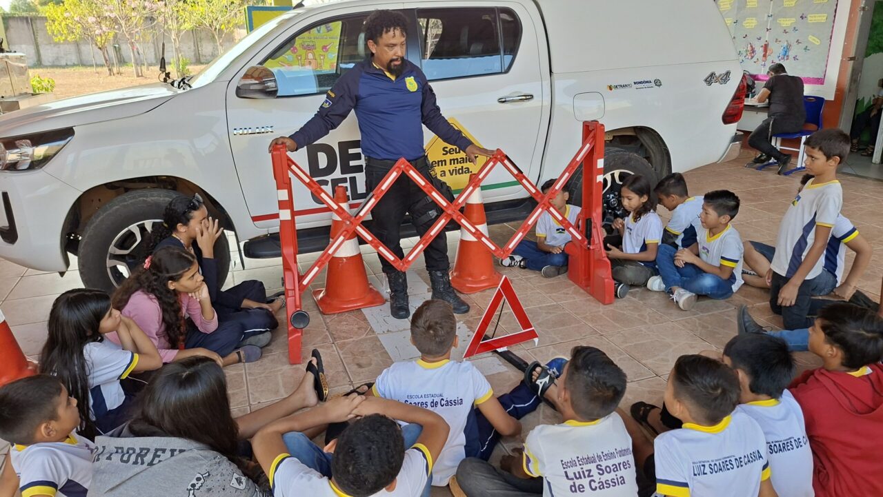 Apresentação de sinalização viária para alunos do ensino fundamental I