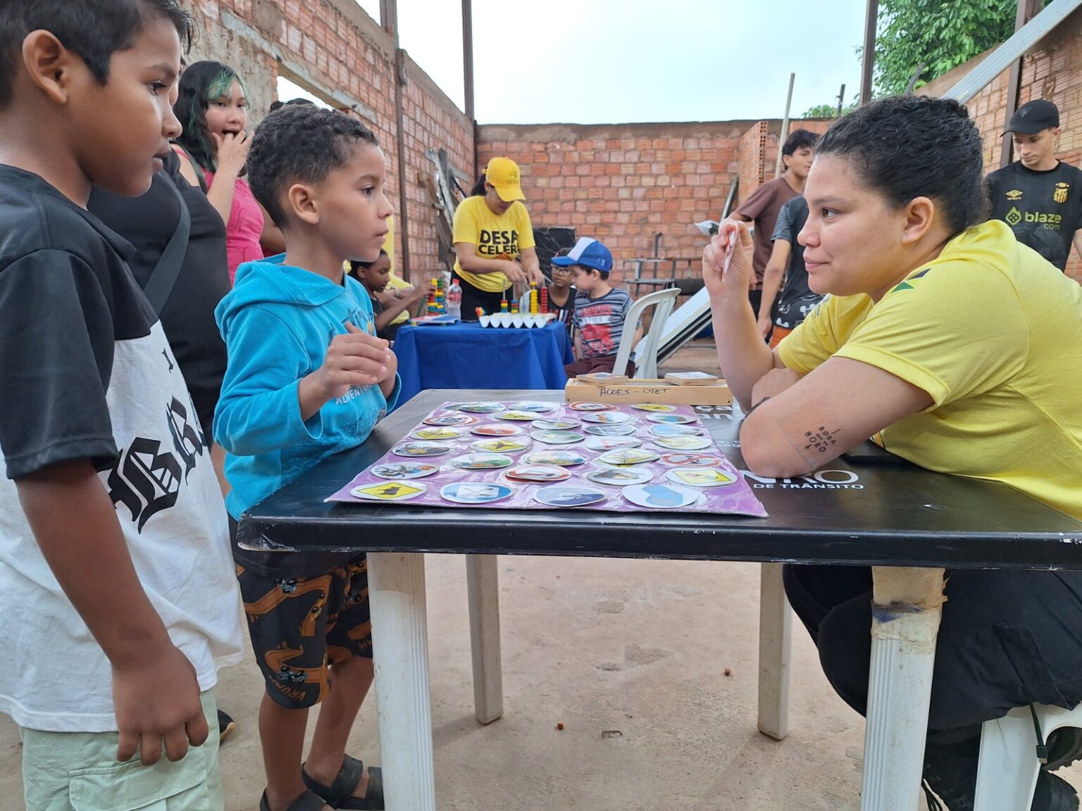 Durante uma ação comunitária o Detran-RO leva brincadeiras, jogos e orientações sobre segurança no trânsito para centenas de crianças
