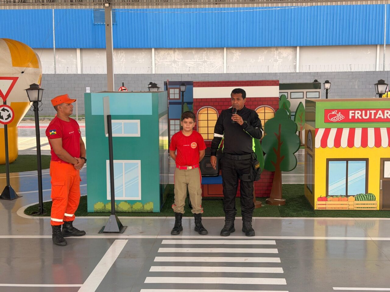 Grupo de Bombeiros Mirins recebendo orientações sobre travessia segura na faixa