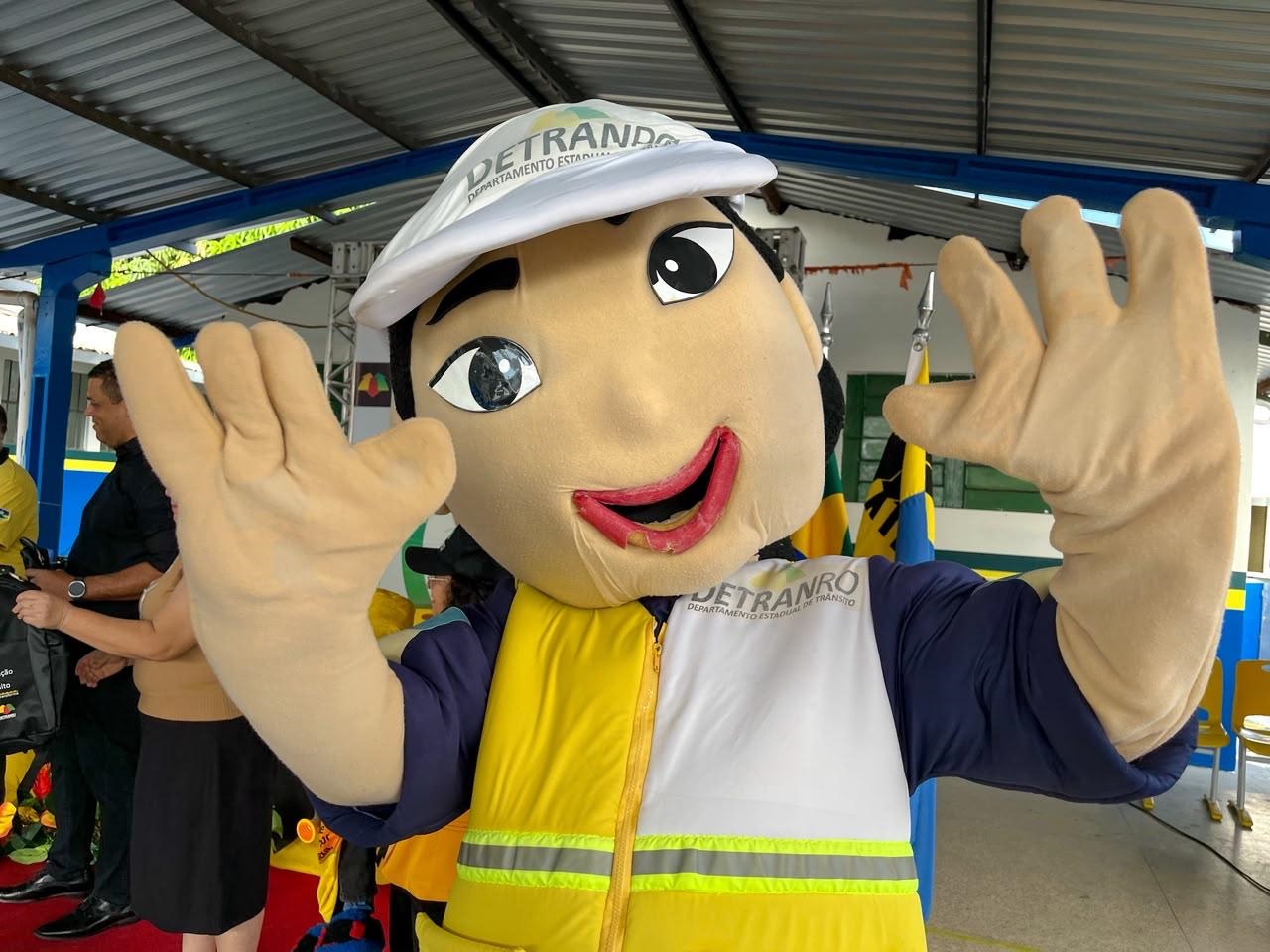Rafael Gusmão dá vida ao mascote Ligadinho, personagem que se tornou um dos principais símbolos da identidade institucional do Detran-RO e das ações de educação para o trânsito