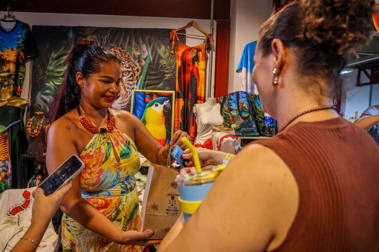 A designer de estampas e artesã Queile Castro apresenta na Expo criações autorais inspiradas na identidade amazônica