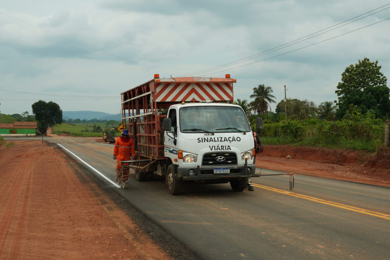 Governo de Rondônia conclui sinalização horizontal na rodovia RO-010 em Mirante da Serra