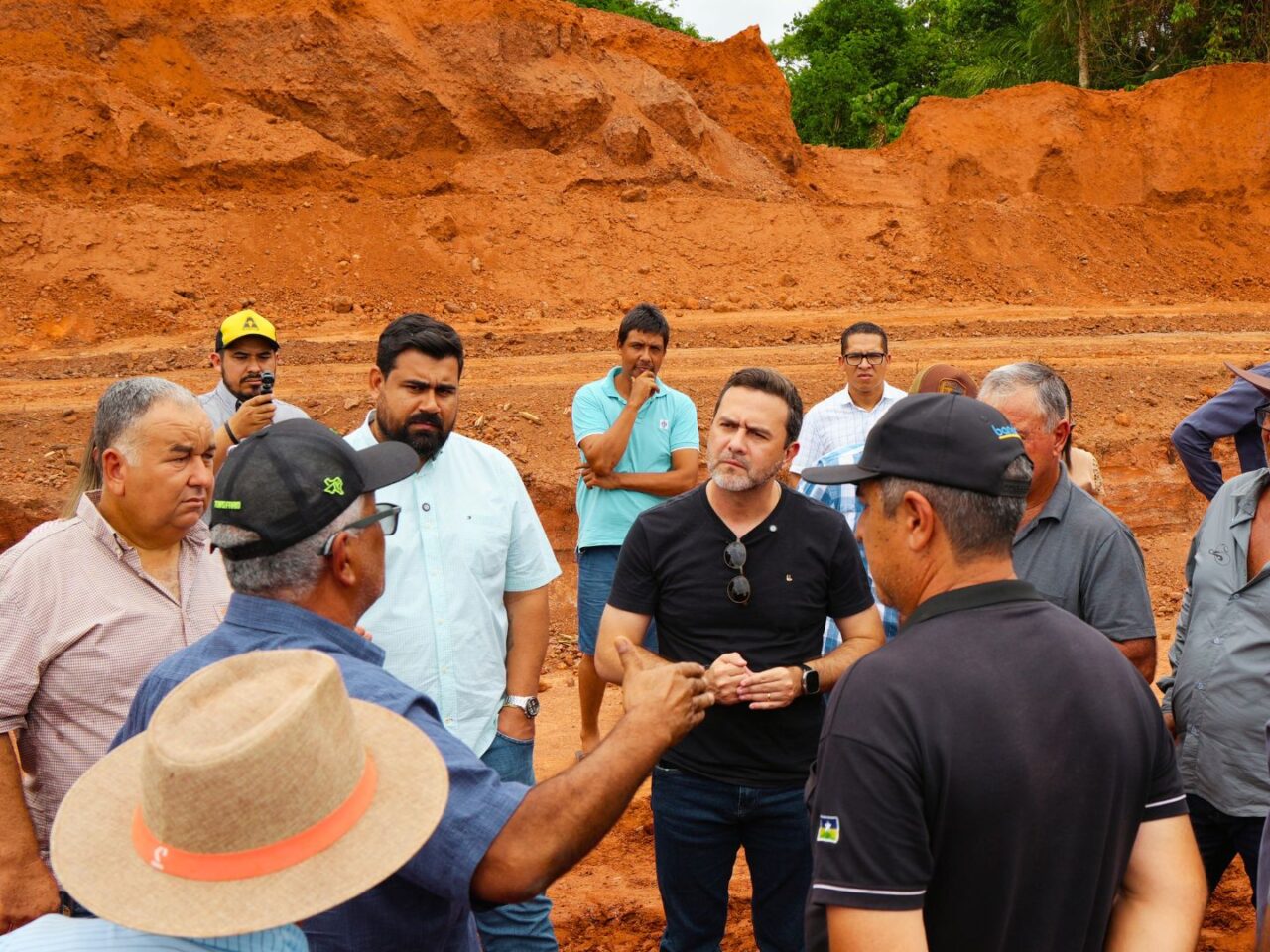 Usuários da RO-135 visitam a obra de terraplanagem em Alta Floresta d’Oeste