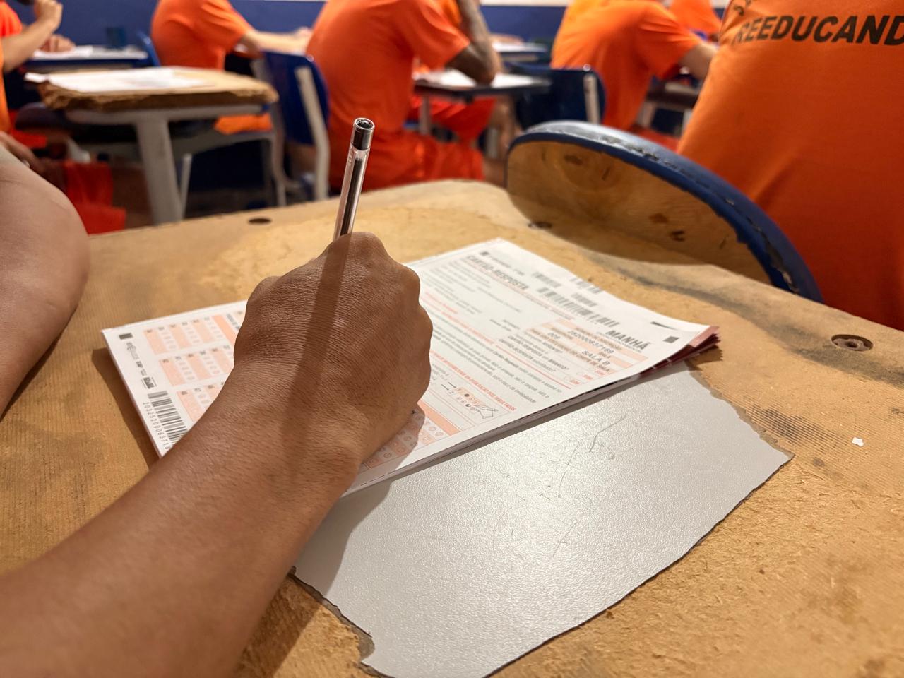 A iniciativa fortalece o acesso à educação e amplia as possibilidades de formação e reinserção social