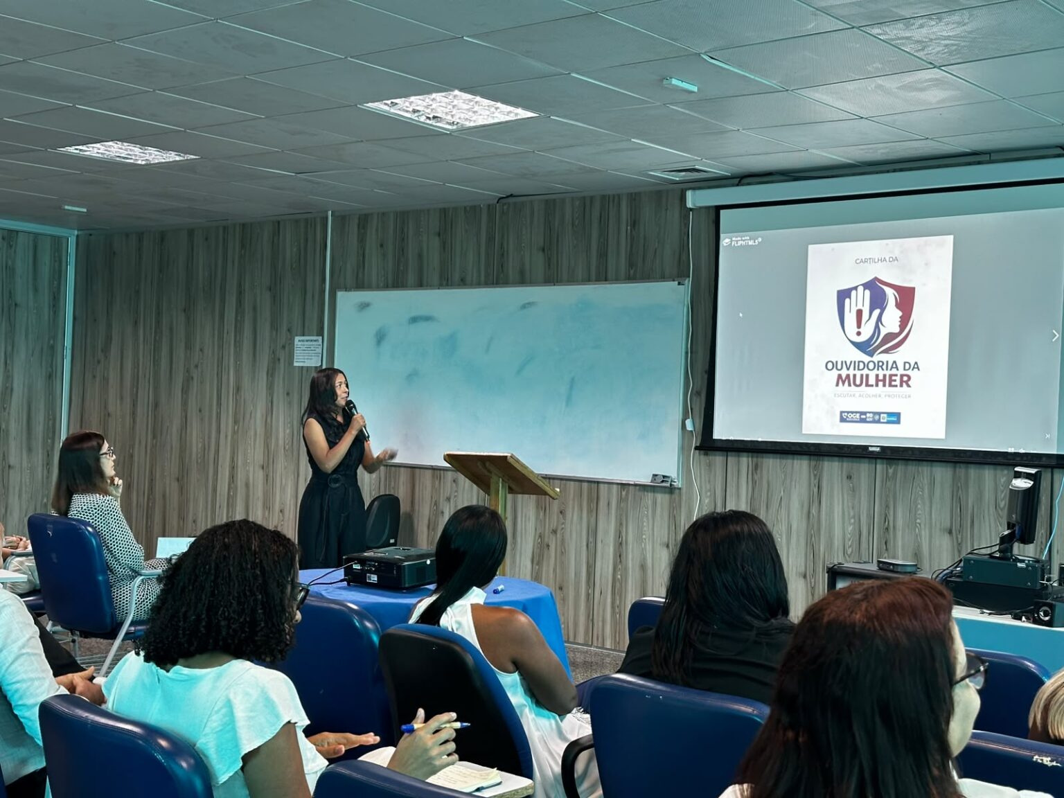 Durante o treinamento, os participantes foram orientados sobre práticas de atendimento presencial