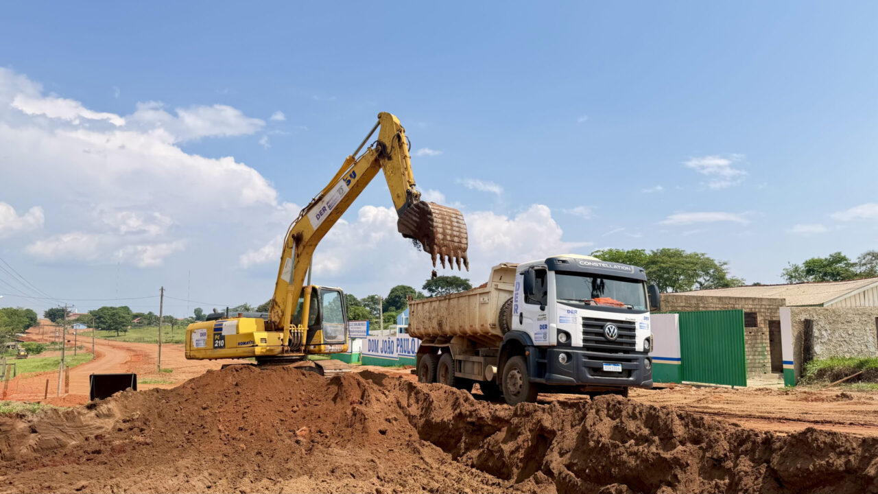Trecho da rodovia RO-370 recebe obras de preparação para pavimentação em Vila Bosco